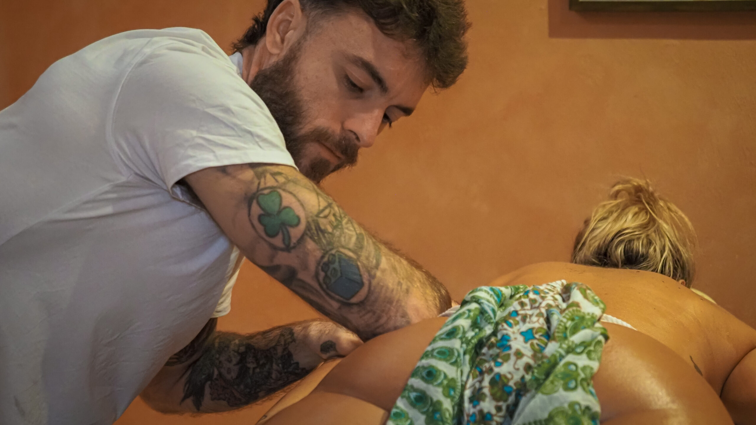 Il Massaggio Hawaiano Lomi Lomi: un’arte antica di guarigione e connessione